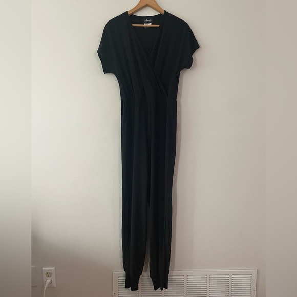 New Marallis Black Short Sleeved V-neck Stretch Jumpsuit Size Medium bin 4C - Picture 2 of 5